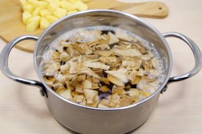 Добавить картофель в кастрюлю к грибам. Варить 10-12 минут.