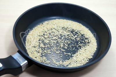 На сухой сковороде обжарить 1 чайную ложку семян кунжута 1 минуту.