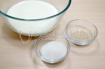 Чтобы приготовить булочки с кунжутом, нужно в миске смешать 250 миллилитров теплого молока, 1 чайную ложку сухих дрожжей и 1 столовую ложку сахара. Оставить на 15 минут.