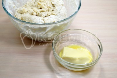 Добавить 100 грамм мягкого сливочного масла и хорошо вмесить масло в тесто.