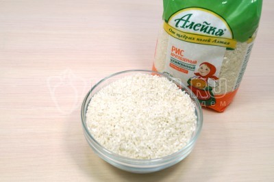 Отмерить 100 грамм круглозерного риса.