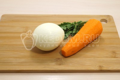 Луковицу и морковь очистить. Зелень петрушки промыть и обсушить.