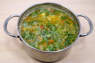 Варить суп из весенних овощей с пшеном еще 3-5 минут.