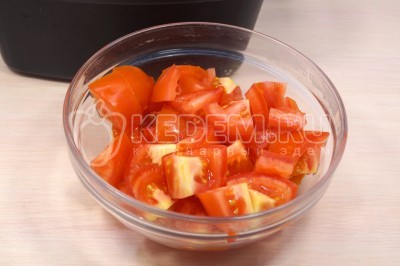 Добавить кусочками нарезанные помидоры.
