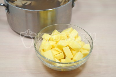 Добавить 2 нарезанных кубиками картофелины, варить 3-5 минут.