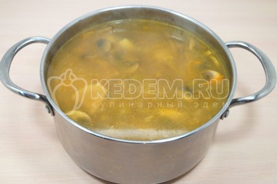 Варить грибной суп с перловкой на медленном огне 10-12 минут.