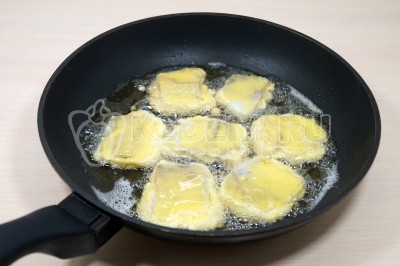 Кусочки филе рыбы по очереди обмакнуть в кляр и выложить на сковороду с разогретым растительным маслом. Жарить 2-3 минуты на среднем огне.