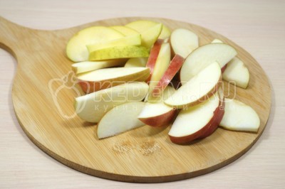 Нарезать яблоки дольками. Удалить у яблок сердцевины.