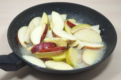 Добавить яблоки и потушить на медленном огне до мягкости 3-4 минуты.