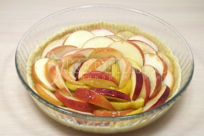 Выложить яблоки на тесто. Жидкость, в которой тушились яблоки оставить.