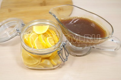 Залить жидким натуральным ароматным цветочным медом. Если мёд севший, его можно немного распустить на водяной бане или в микроволновке, в режиме оттаивания.