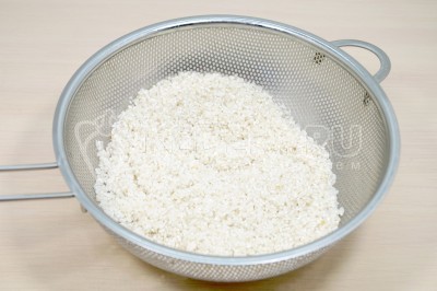 Рис промыть и откинуть на сито. Дать воде полностью стечь.