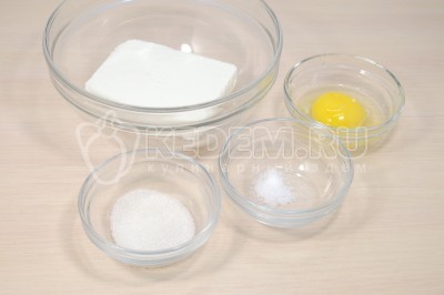 Чтобы приготовить нежные сырники с манкой на сковороде нужно в миске смешать 200 грамм творога, 1 яйцо, 1 столовую ложку сахара и 1 щепотку соли.
