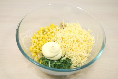 Добавить тертый сыр, зелень нарезанной петрушки и 2 столовые ложки майонеза.