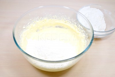 Добавить в масляно-яичную смесь половину мучной смеси и перемешать миксером.