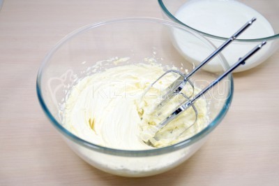 Во взбитое масло добавить сливки с сахарной пудрой и взбить вместе 2-3 минуты.