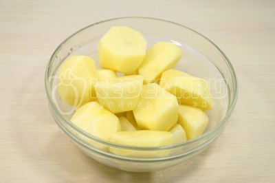 Очистить 300 грамм картофеля.