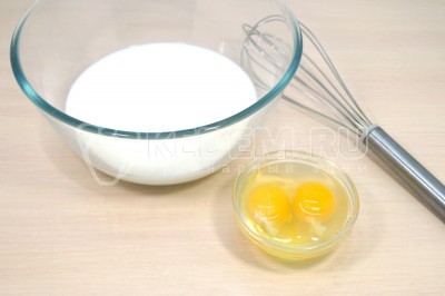 Чтобы приготовить блины Цезарь с копченой курицей нужно в миску влить 300 миллилитров молока. Добавить 2 яйца. Взбить венчиком.