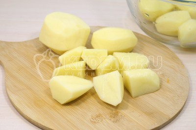 Чтобы приготовить картошку жареную на сливочном масле на сковороде нужно 400 г картофеля очистить.
