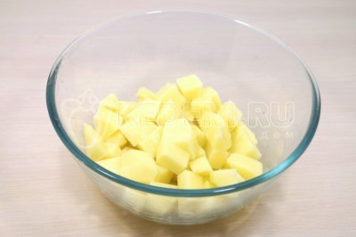 Нарезать картофель кубиками и и переложить в миску.