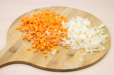 Чтобы приготовить лазанью с фаршем нужно лук и морковь очистить. Нарезать мелким кубиком морковь и лук.