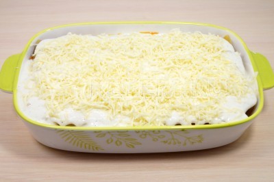 Сверху залить полностью белым соусом. Посыпать тертым сыром.