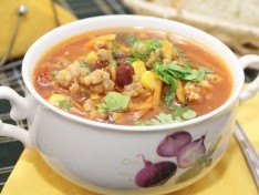 Мексиканский суп с фаршем, перчиками холопенью и мякотью помидоров