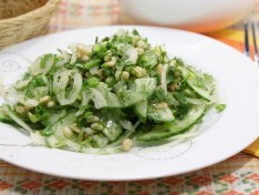 Салат из огурцов с кедровыми орешками - рецепт