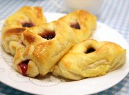 Расстегаи с черничным джемом