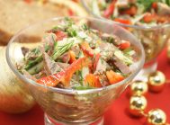 Салат с говядиной, овощами и зеленью