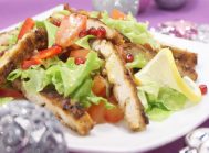 Салат с курицей и овощами