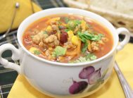 Мексиканский суп с фаршем, перчиками холопенью и мякотью помидоров