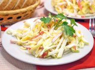 Салат с крабовыми палочками и сыром