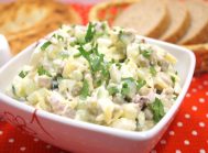 Салат с курицей и зеленым горошком
