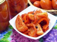 Маринованные помидоры половинками с болгарским перцем