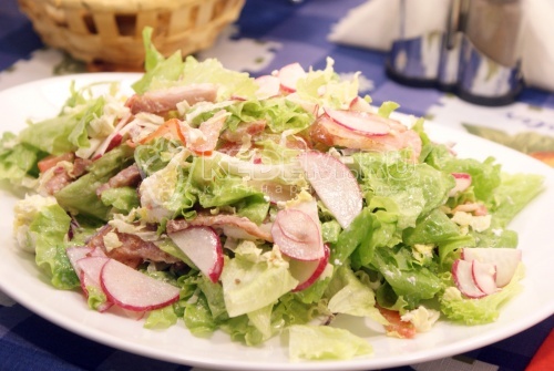 Салат с копченой свиной грудинкой и овощами
