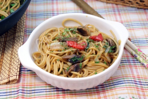 Спагетти с овощами и грибами тушеные в соевом соусе