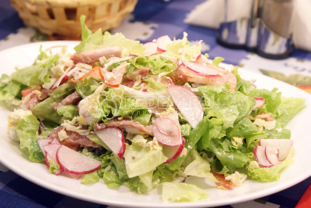 Салат с копченой свиной грудинкой и овощами