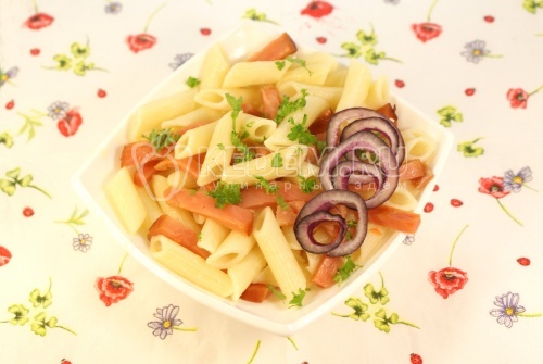 Горячий салат с макаронами и лососем