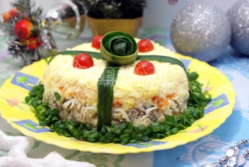 Салат «Подарочек». Пошаговый кулинарный рецепт с фотографиями приготовление слоеного салата на Новый год.