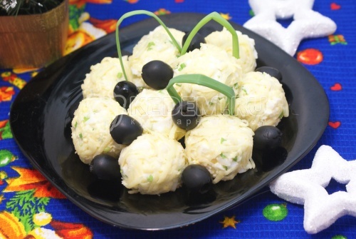 Закусочные «Снежки». Пошаговый кулинарный рецепт с фото приготовление закуски на новогодний стол из кальмаров с сыром и зеленым луком.