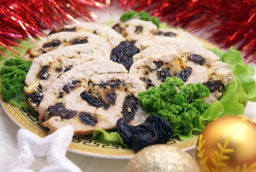 Куриный рулет с черносливом и сыром. Пошаговый кулинарный рецепт с фото приготовление куриного рулета с черносливом и сыром на новогодний стол.