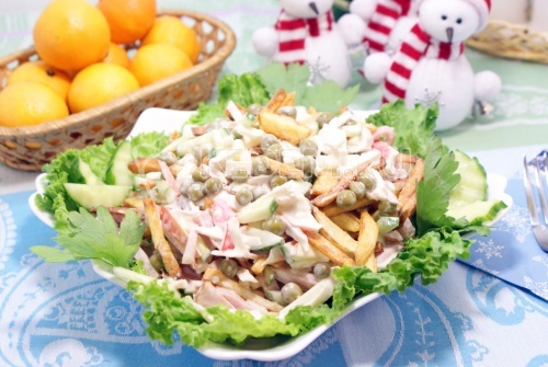 Салат «Новогодний сюрприз». Пошаговый кулинарный рецепт с фото приготовление салата с ветчиной, картофелем фри  и крабовыми палочками.