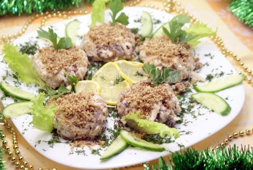 Салат с кальмарами «Шарманка». Пошаговый кулинарный рецепт с фото приготовление салата с кальмарами и грибами на новогодний стол.