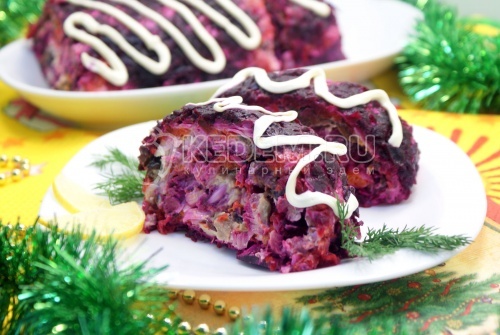 Салат «Изумительный». Пошаговый кулинарный рецепт с фото приготовление салата с черносливом, свеклой и курицей на новогодний стол.