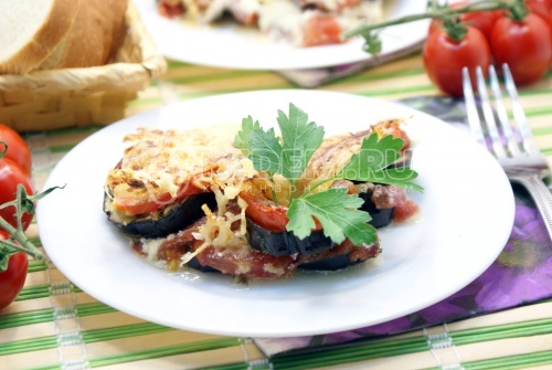 Баклажаны с помидорами, запеченные под сыром. Кулинарный рецепт с фотографиями приготовление баклажанов с помидорами запеченных под сыром.