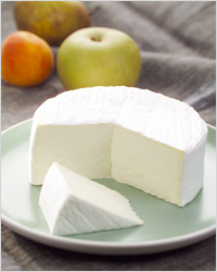 Brillat-Savarin – круглый белый сыр тройной жирности из Нормандии. Маслянистая и эластичная структура характерны для него.
