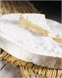 Бри де Мо (Brie de Meaux) – разновидность сыра Бри; назван в честь города-производителя.