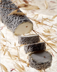 Сент-Мор (Sainte Maure) – цилиндрической формы сыр с тонкой съедобной корочкой. С «возрастом» невыраженный вкус данного сыра становится более заметным. 