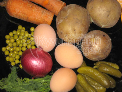 Оливье, рецепт приготовления — ингредиенты для салата оливье, картофель, яйца, зеленый горошек, маринованные огурцы, зелень, лук 